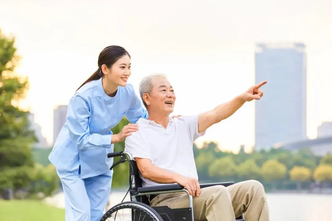 郑功成：提高养老护理人员待遇 建立专业养老服务护理队伍