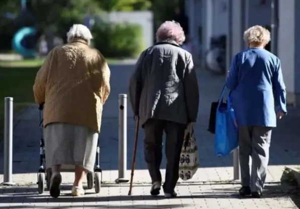 老年人养老，多走路可降低痴呆风险