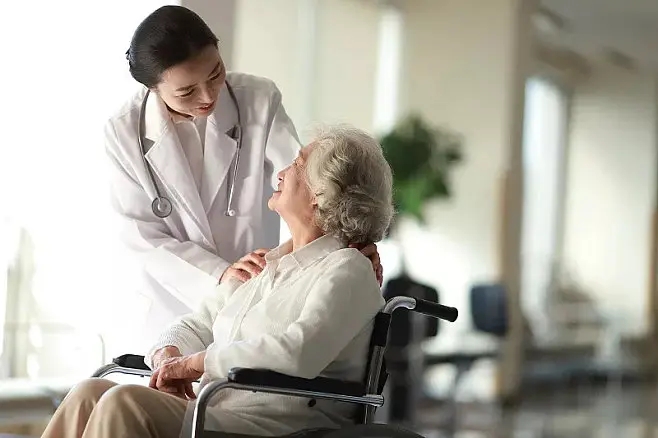 提高养老护理员职业吸引力要从多方面入手